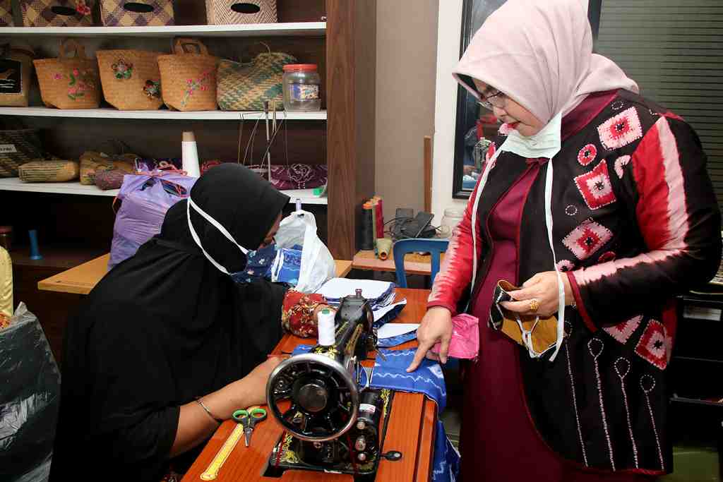 PROSES PEMBUATAN MASKER KAIN SASIRANGAN