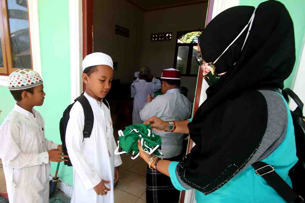 BAGIKAN MASKER UNTUK SANTRI