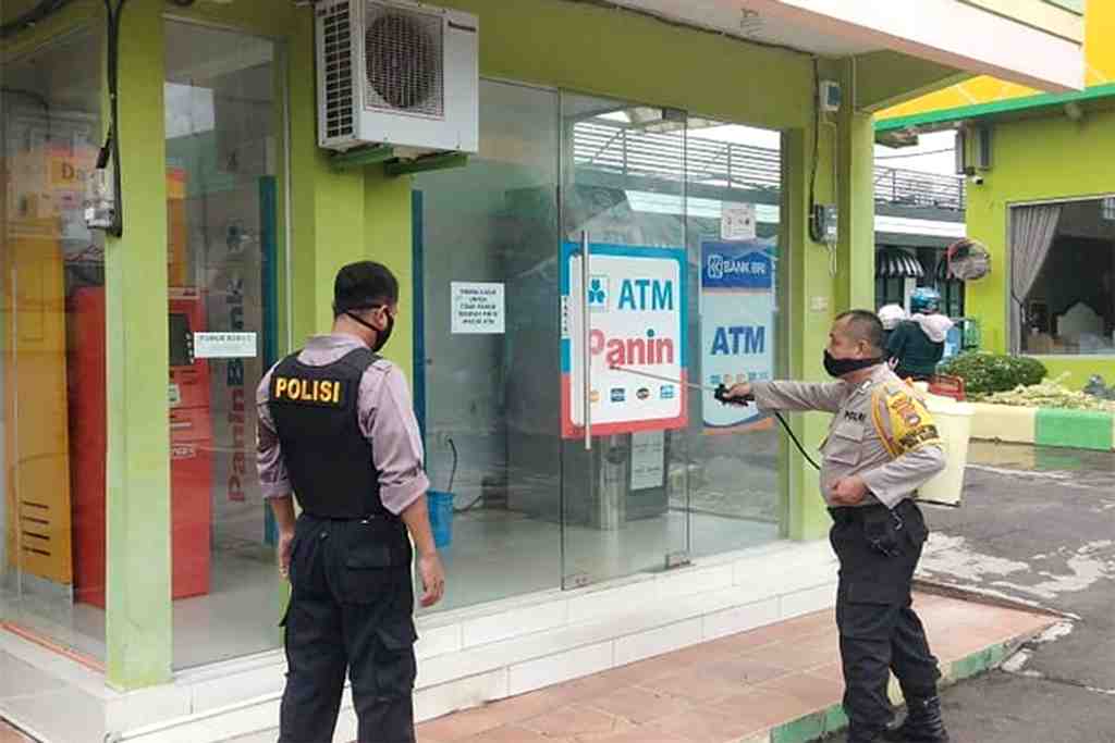 SEMPROT DISINFEKTAN FASILITAS PUBLIK