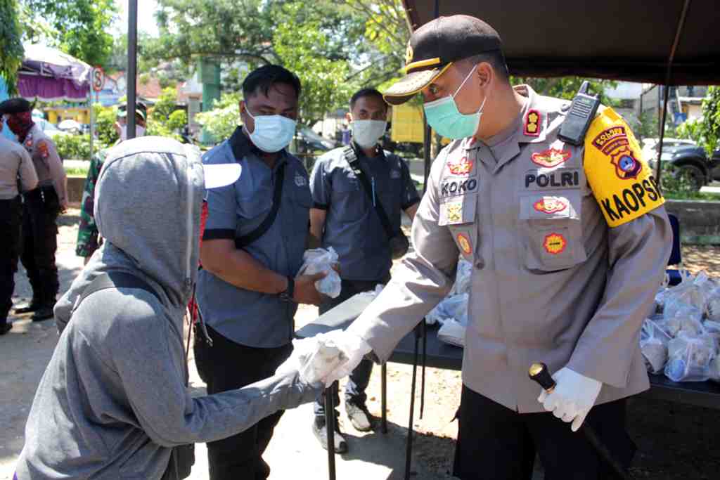 BAGIKAN KONSUMSI UNTUK WARGA