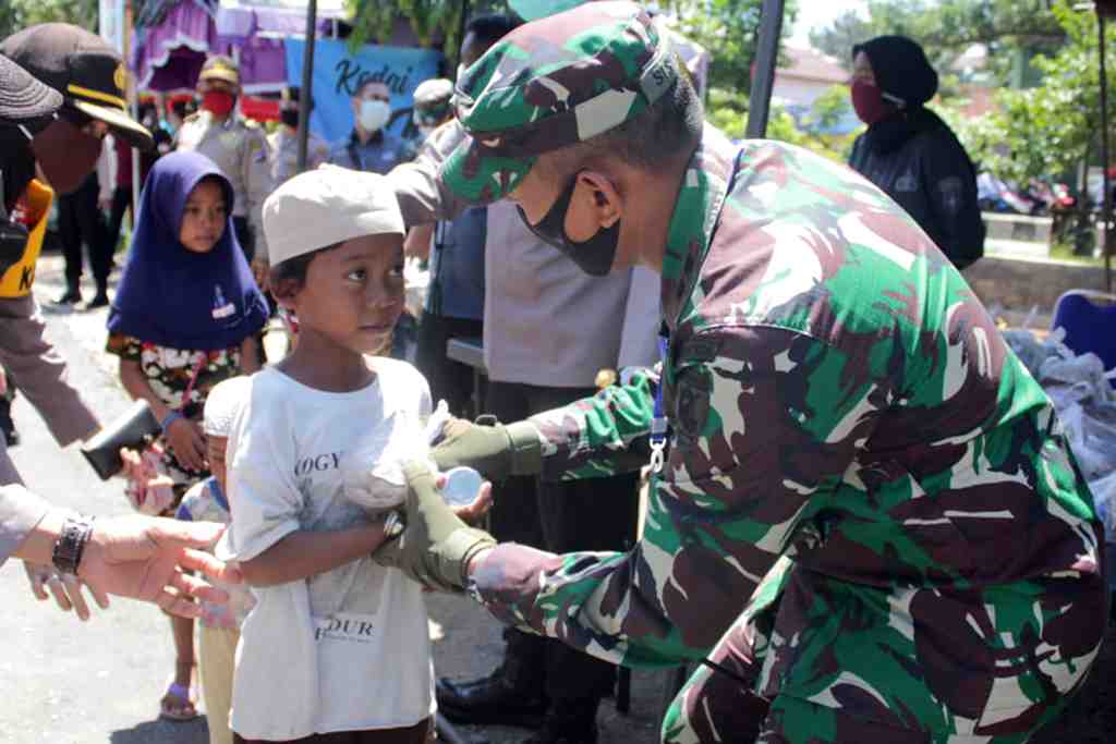 BAGIKAN MAKANAN UNTUK WARGA