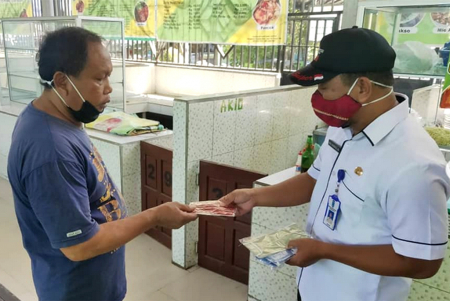 BAGIKAN MASKER PEDAGANG KULINER