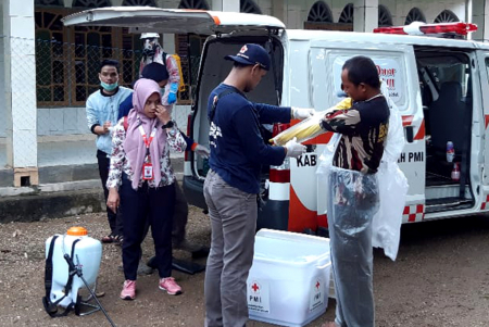 PASANG PAKAIAN PELINDUNG DIRI