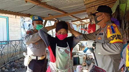 BANTU MEMAKAIKAN MASKER