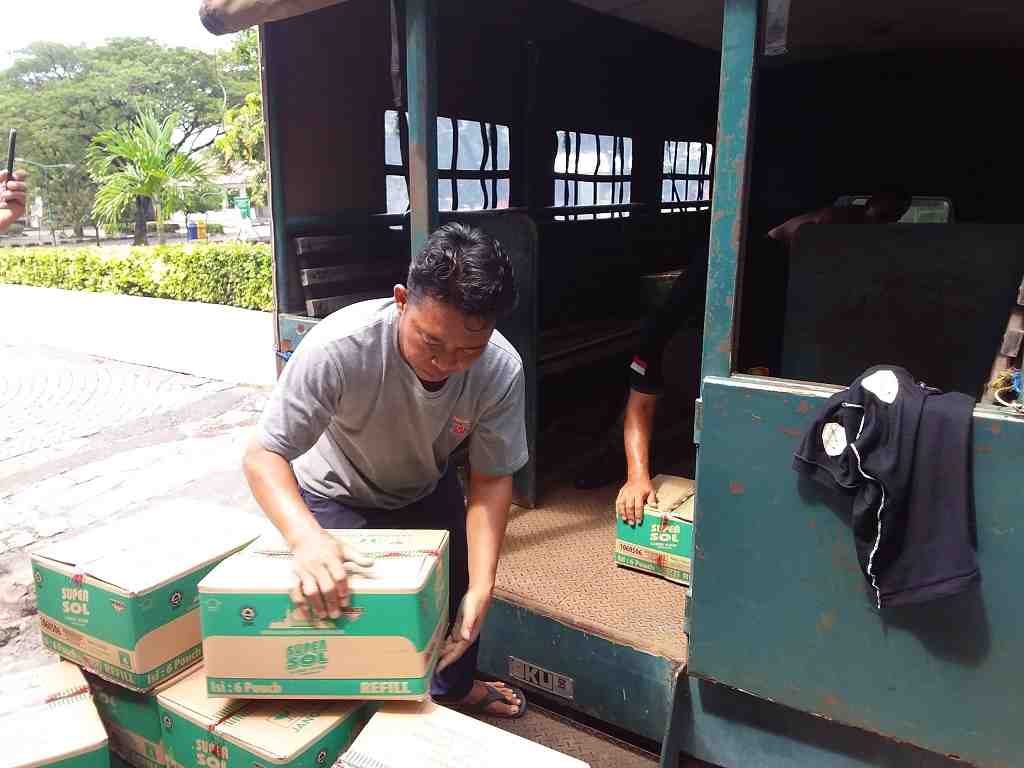 DISTRIBUSIKAN DISINFEKTAN ke MASJID