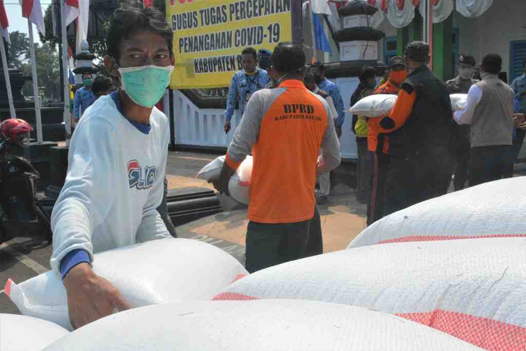BERIKAN BANTUAN BERAS