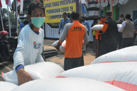 BERIKAN BANTUAN BERAS