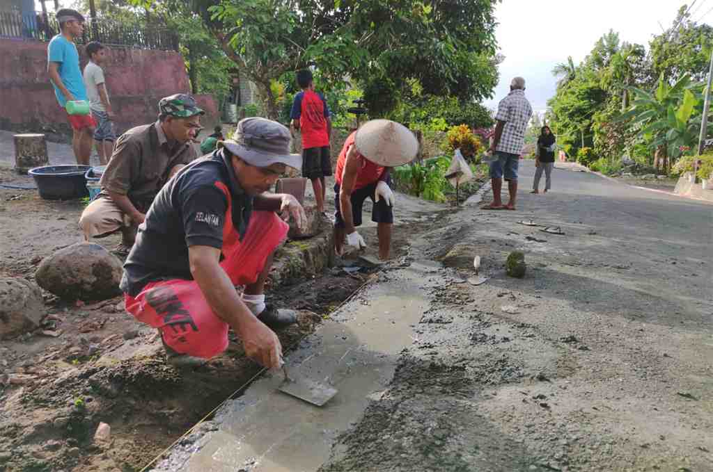 GOTONG ROYONG PERBAIKI JALAN