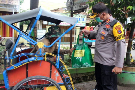POLRES BANJAR BAGIKAN PAKET SEMBAKO