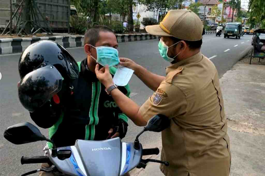 BANTU PASANG MASKER 