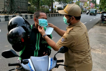 BANTU PASANG MASKER 