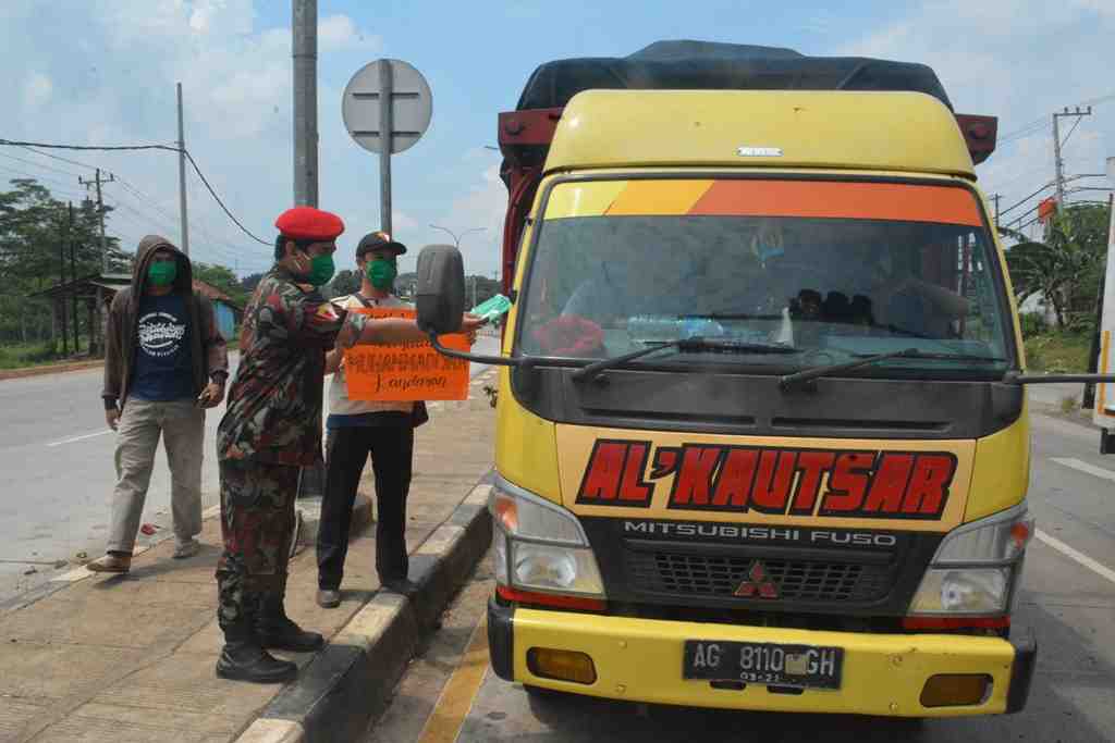 BAGIKAN MASKER ke SOPIR TRUK