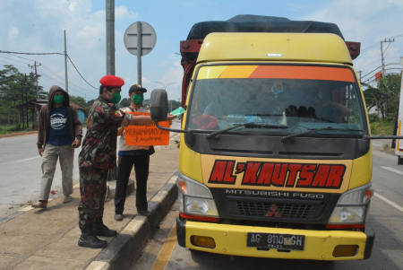 BAGIKAN MASKER ke SOPIR TRUK