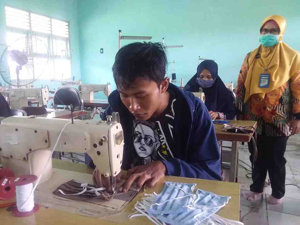 PRODUKSI MASKER MASSAL LAWAN COVID-19
