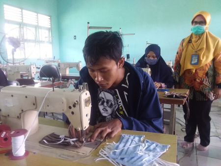 PRODUKSI MASKER MASSAL LAWAN COVID-19