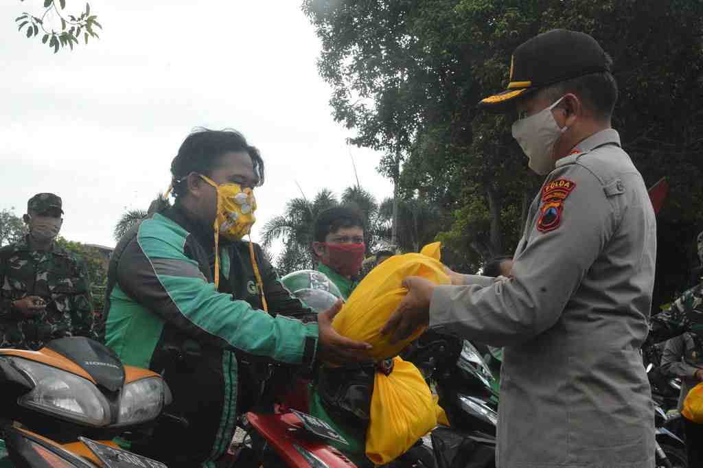 SERAHKAN BANTUAN ke PENGEMUDI OJEK ONLINE