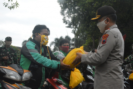 SERAHKAN BANTUAN ke PENGEMUDI OJEK ONLINE