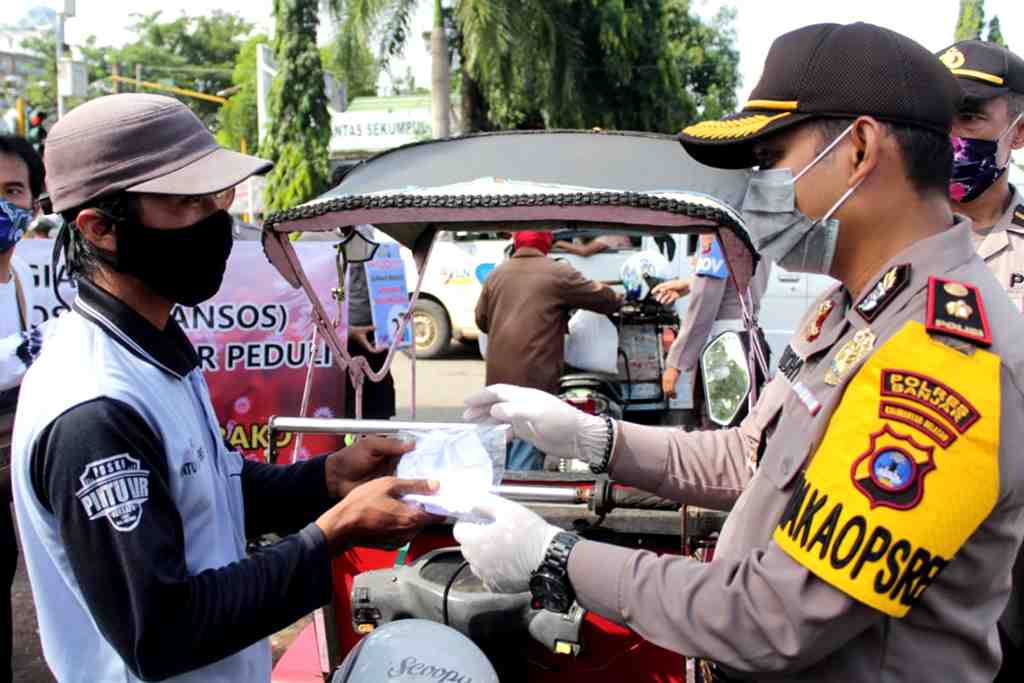 POLRES BANJAR BAGIKAN MASKER