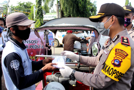 POLRES BANJAR BAGIKAN MASKER