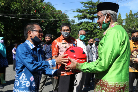 SERAHKAN HELM ARMADA DISTRIBUSI BANTUAN PANGAN