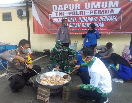 SIAPKAN MAKANAN WARGA TERDAMPAK COVID-19