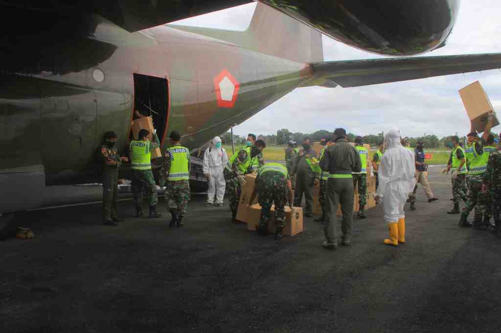 TURUNKAN BANTUAN APD DARI PESAWAT HERCULES