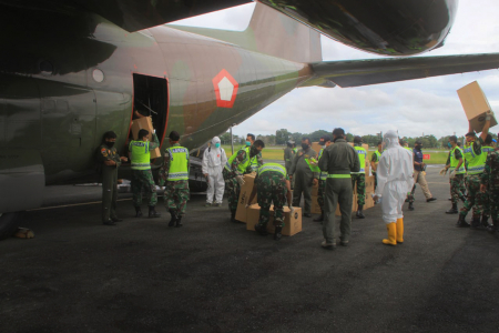 TURUNKAN BANTUAN APD DARI PESAWAT HERCULES