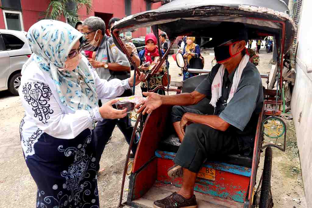 BAGIKAN MASKER DAN KURMA GRATIS