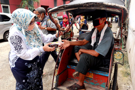 BAGIKAN MASKER DAN KURMA GRATIS