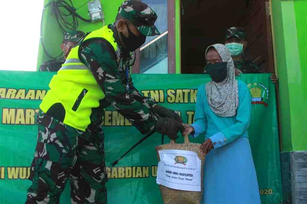 KODIM MARTAPURA BAGIKAN PAKET SEMBAKO