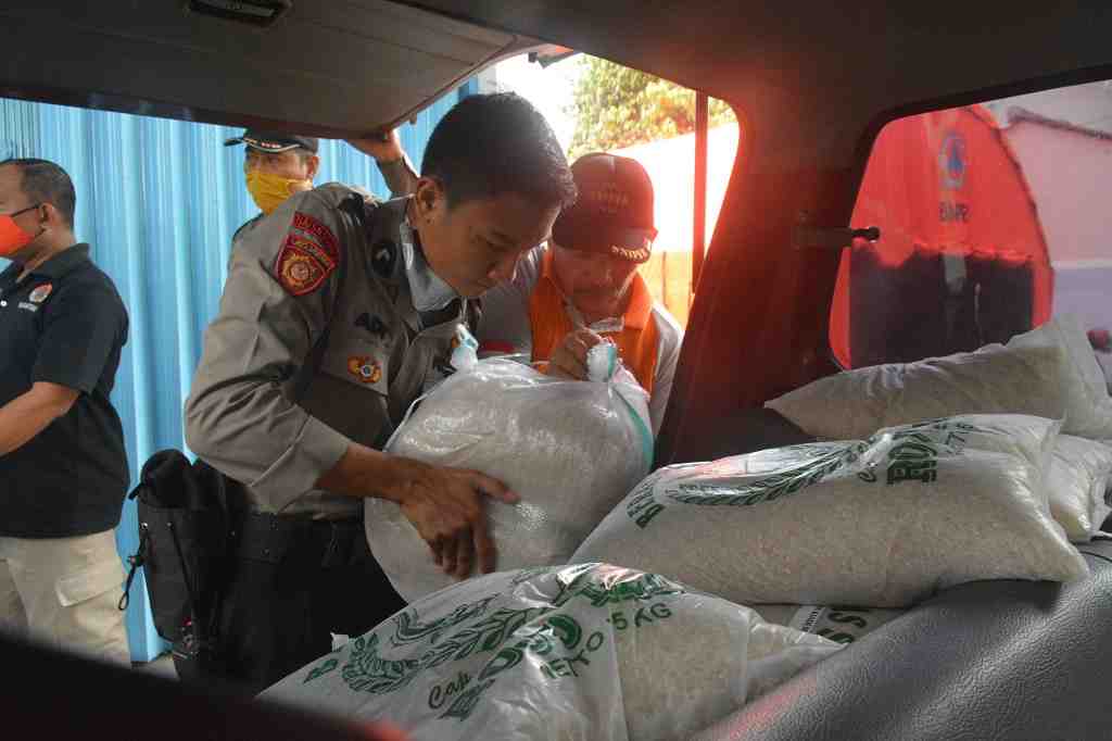 DISTRIBUSIKAN BERAS KE WARGA