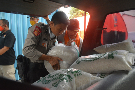 DISTRIBUSIKAN BERAS KE WARGA
