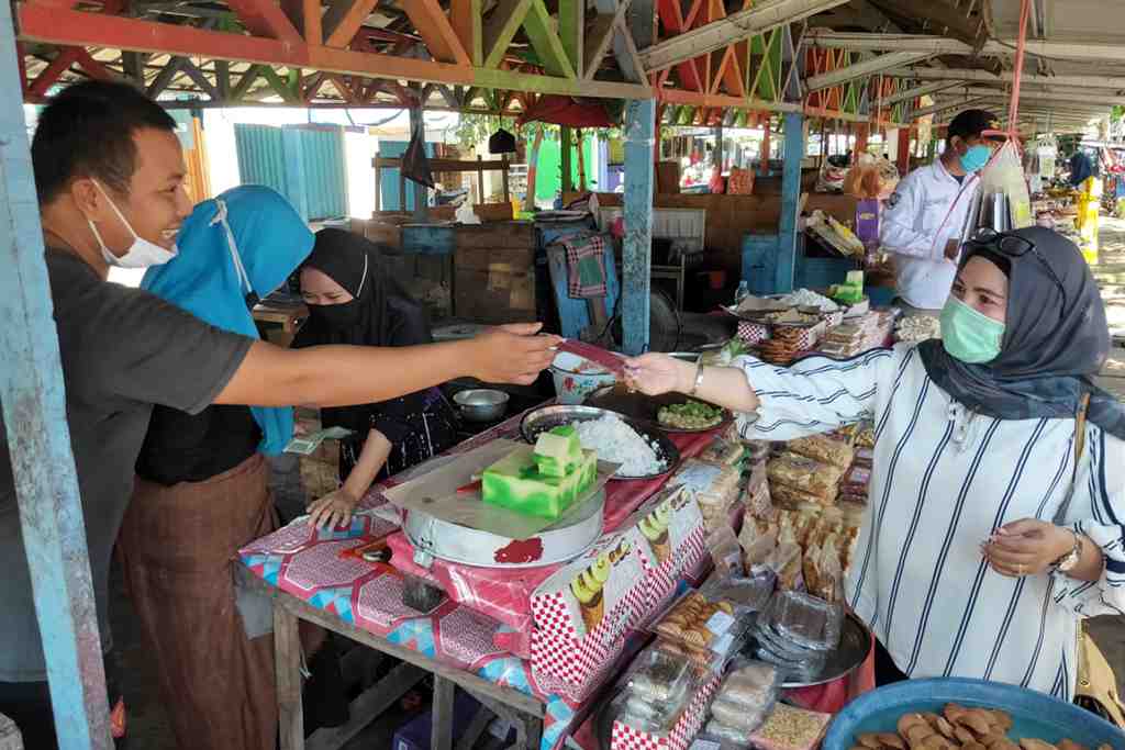 SOSIALISASIKAN PEMAKAIAN MASKER PEDAGANG KUE
