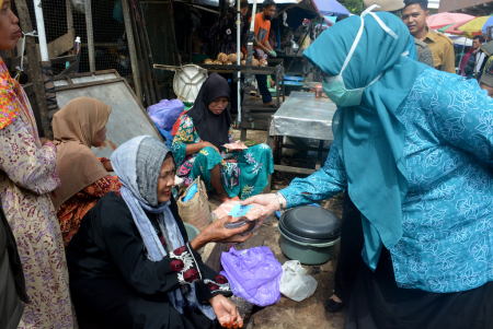 BAGIKAN MASKER DAN KURMA GRATIS
