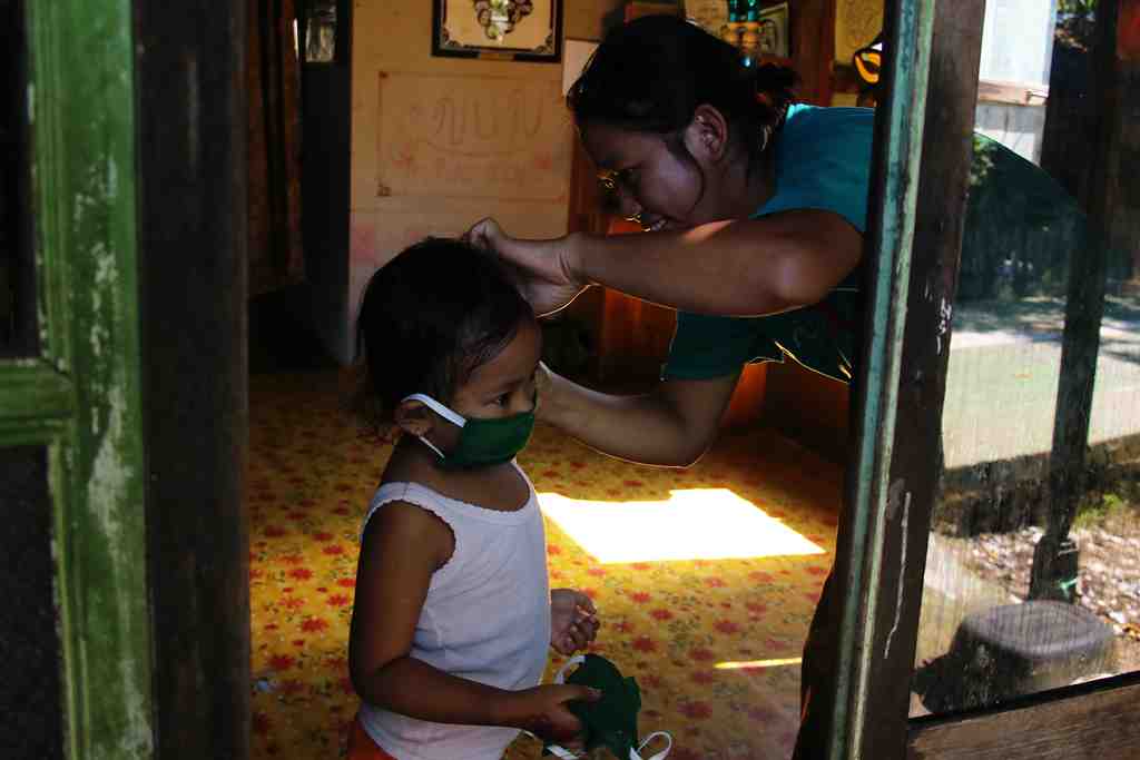 PASANGKAN MASKER SEORANG ANAK