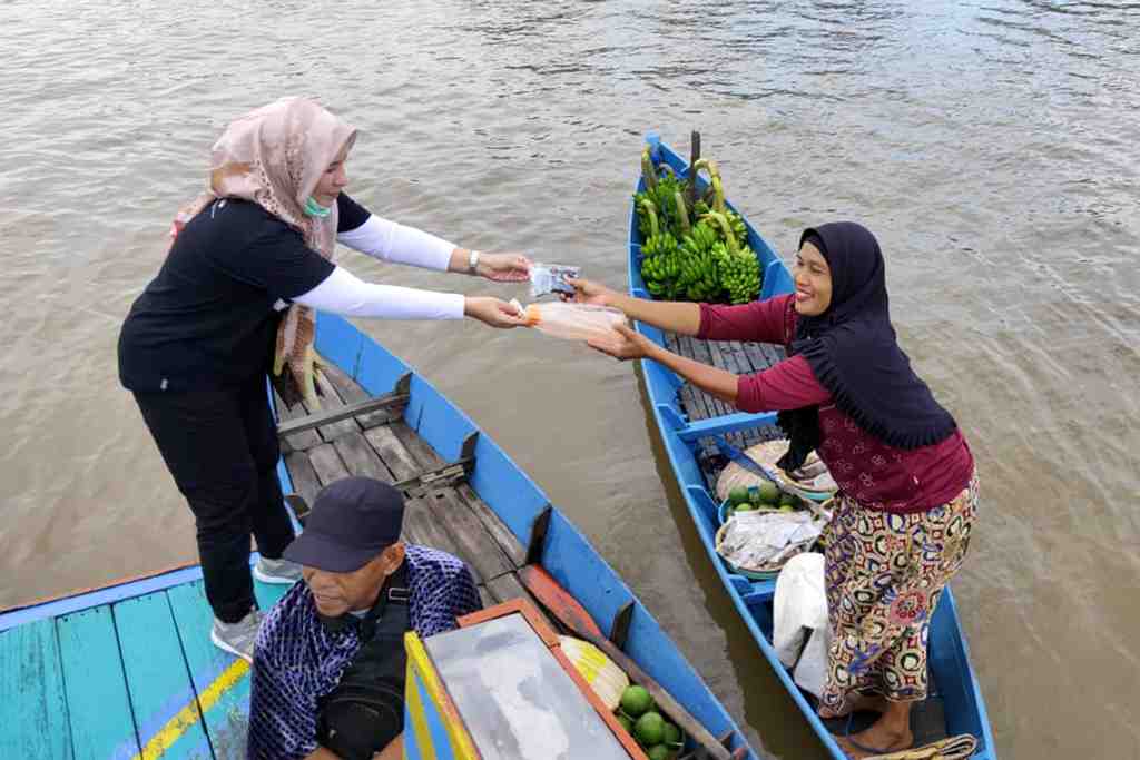 BAGIKAN MASKER PEDAGANG PASAR TERAPUNG