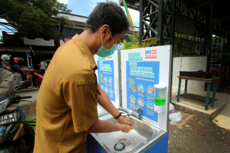 CUCI TANGAN di TEMPAT FASILITAS UMUM
