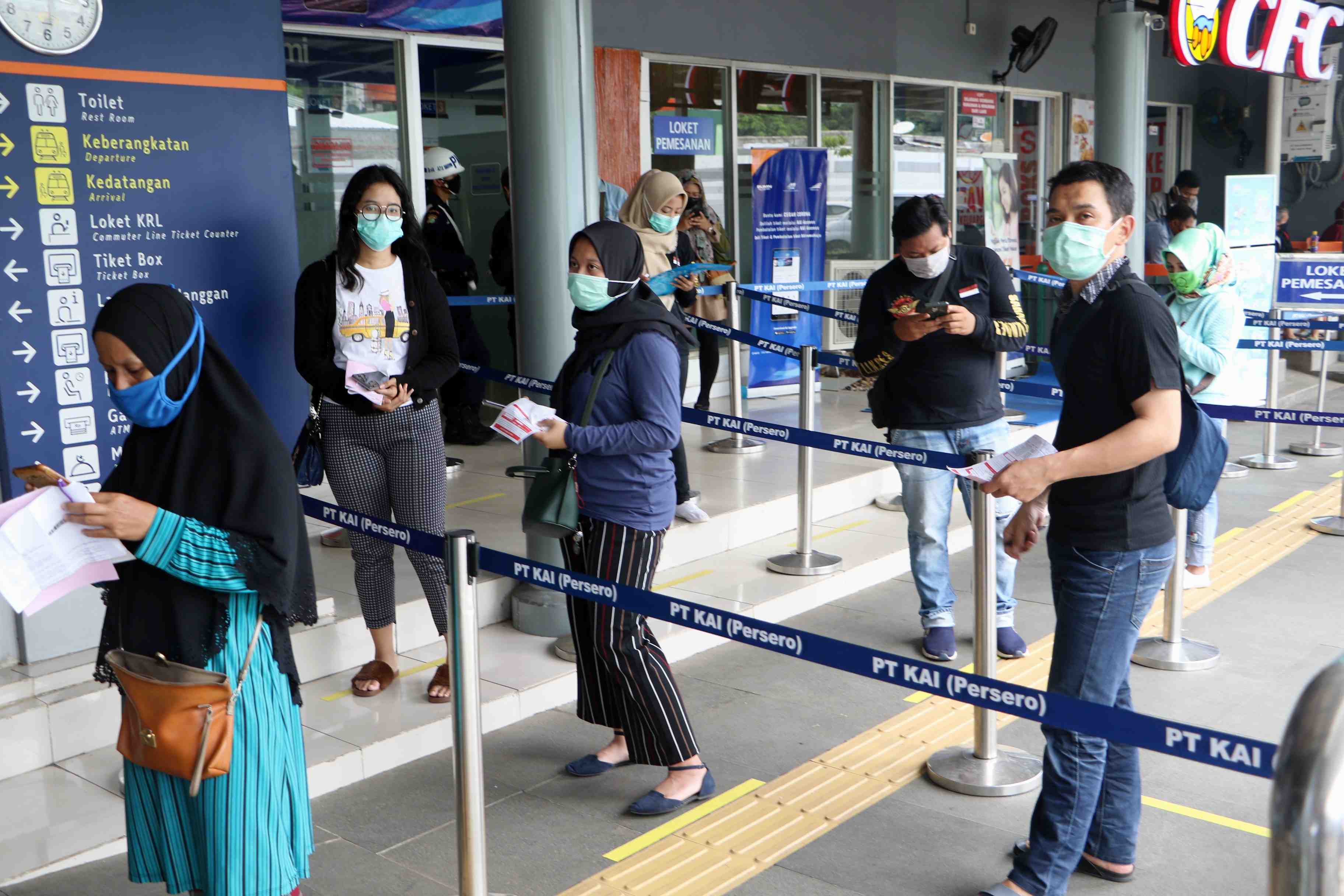 PEMERINTAH MENGHIMBAU MASYARAKAT MEMAKAI MASKER