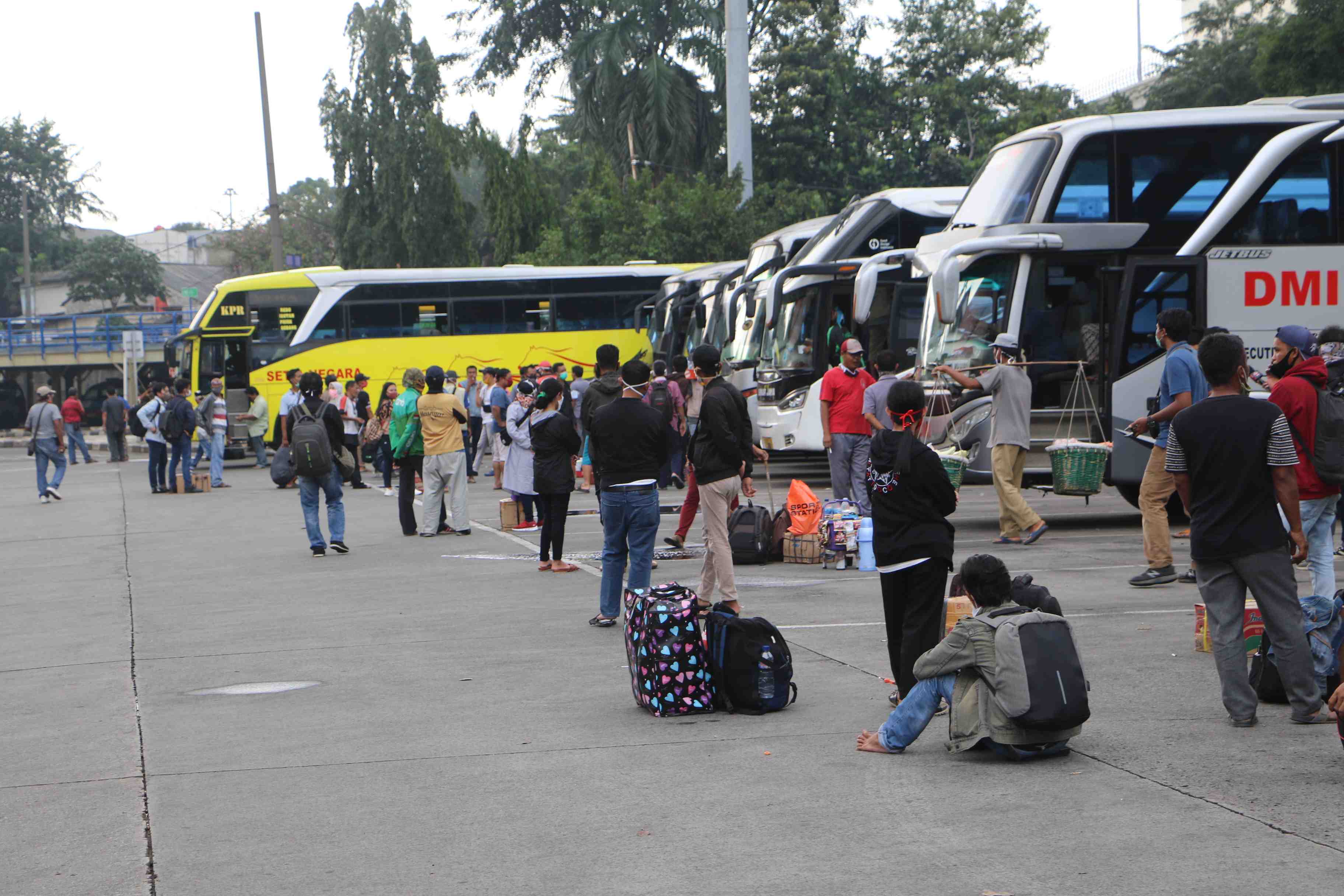 PENUMPANG BEPERGIAN JELANG LARANGAN MUDIK