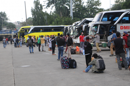 PENUMPANG BEPERGIAN JELANG LARANGAN MUDIK