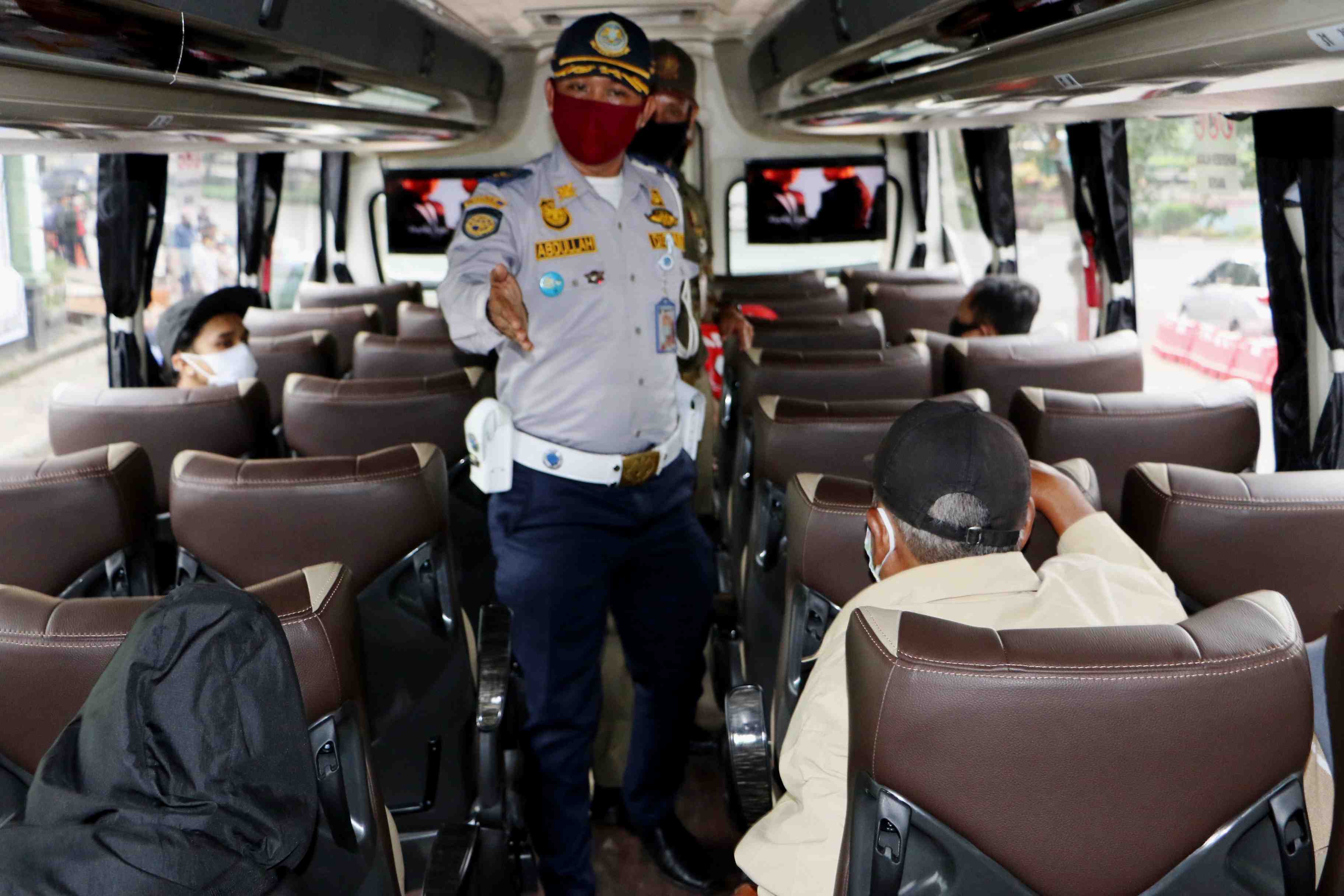 PENERAPAN SOCIAL DISTANCING DALAM BUS