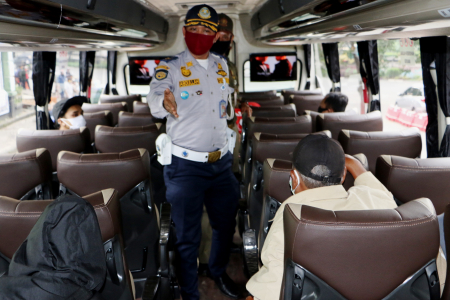 PENERAPAN SOCIAL DISTANCING DALAM BUS