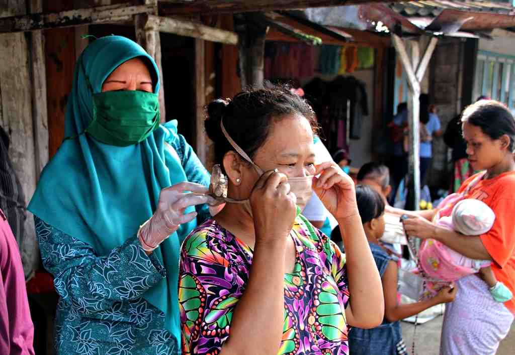 BANTU PAKAI MASKER