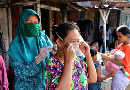 BANTU PAKAI MASKER