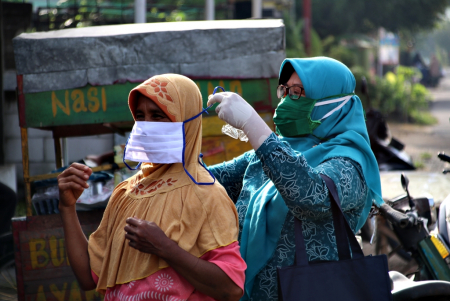 BANTU PAKAI MASKER
