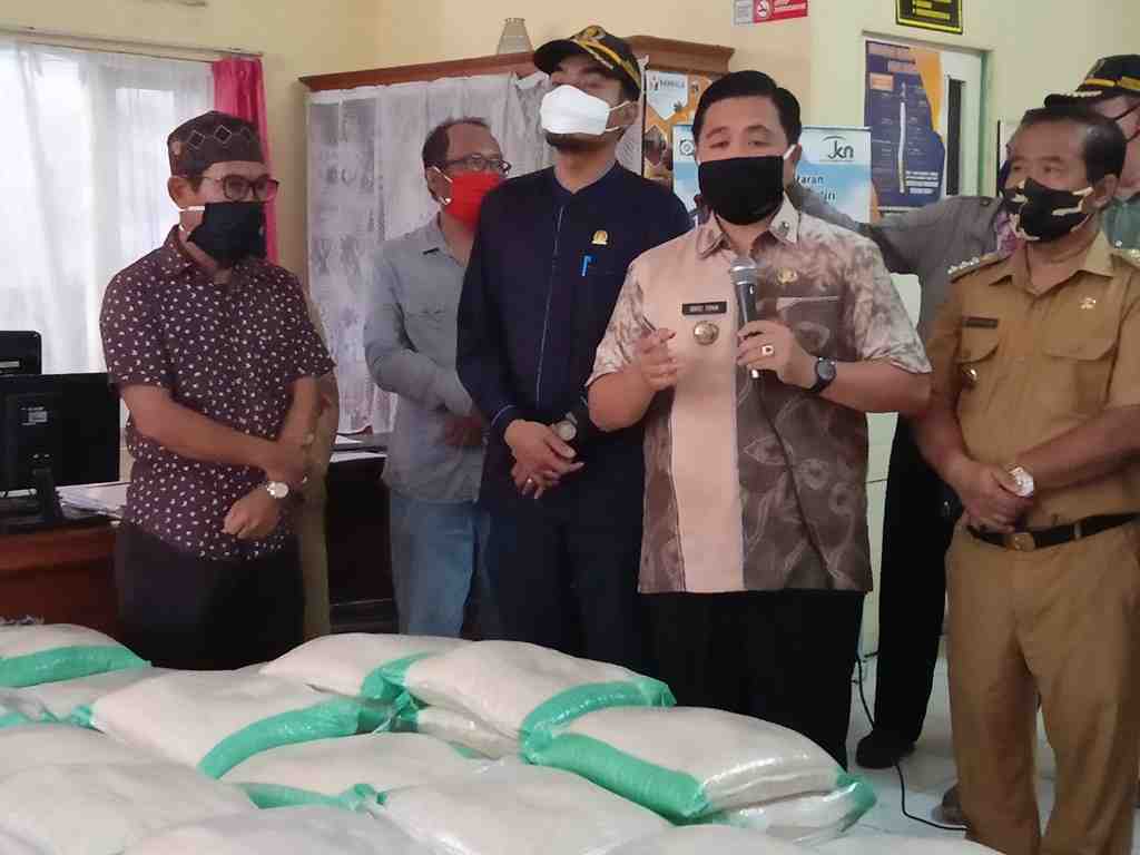 DISTRIBUSIKAN BANTUAN WARGA TERDAMPAK COVID-19