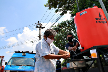 CUCI TANGAN di TANGKI AIR  