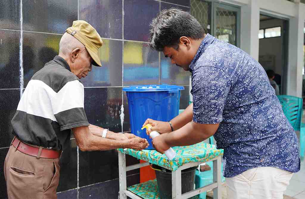 BANTU LANSIA CUCI TANGAN