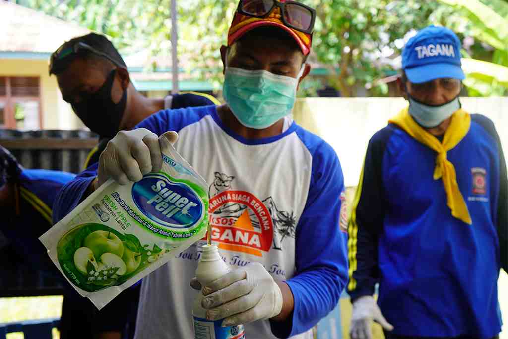 MEMBUAT CAIRAN DISINFEKTAN