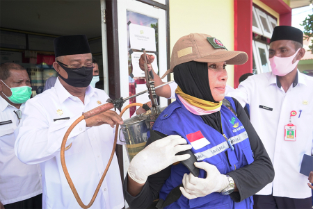 BANTU PAKAIKAN ALAT SEMPROT